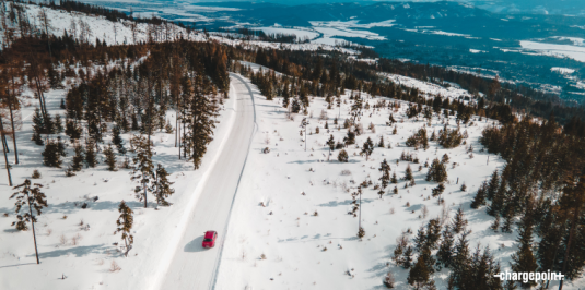 Vue aérienne d'une voiture sur une route enneigée